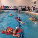 Děti se učí plavat
